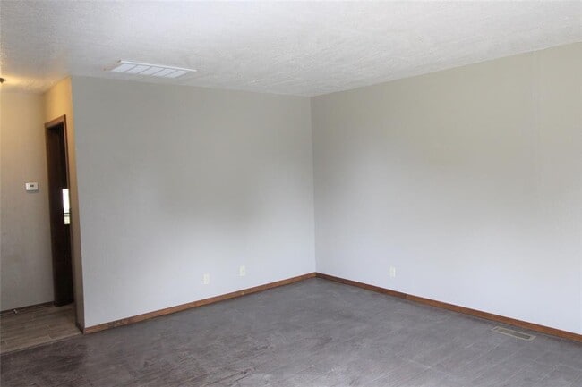 Building Photo - 225 Skylark Ct