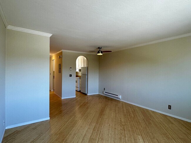 Building Photo - Updated 2BR/1.5BA Townhome Near Downtown S...