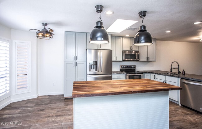 Foto del edificio - 1318 E Cobb Dr