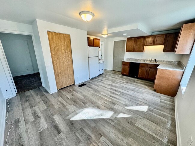 Building Photo - 211O