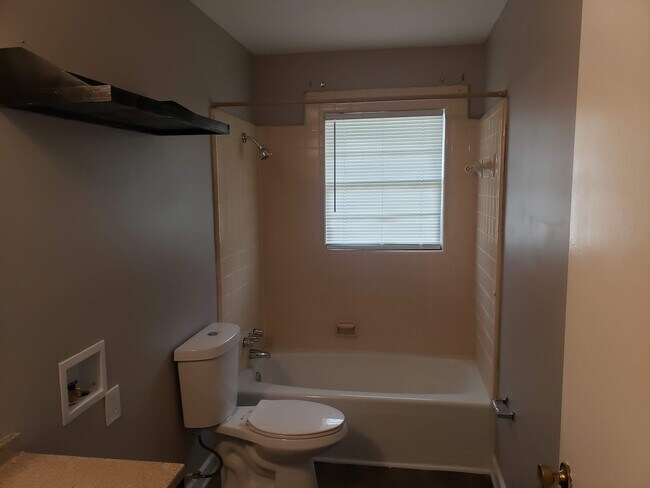 Building Photo - 106 Lily St