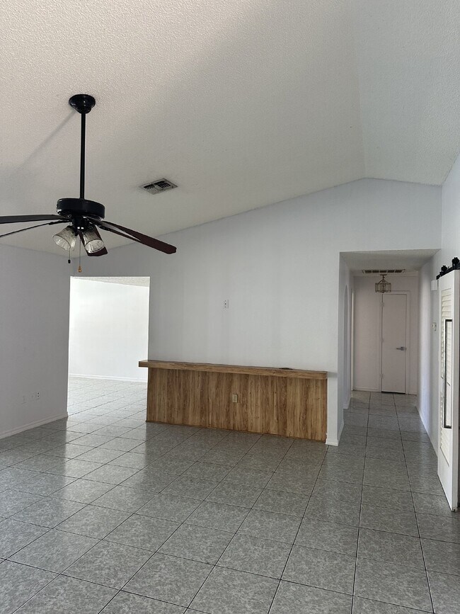 Foto del edificio - 5 Bedroom, 2 Bathroom Single Family Home F...
