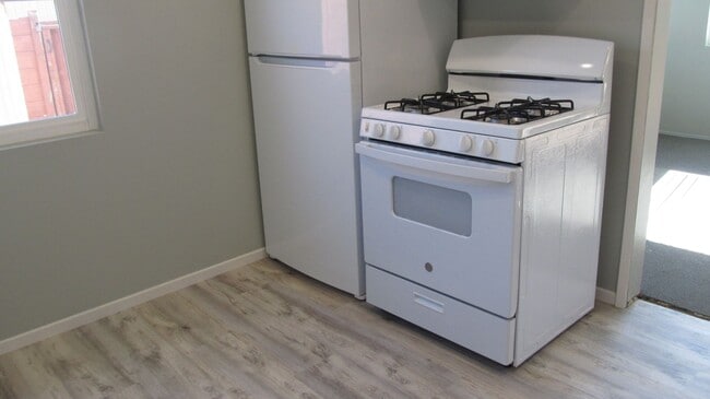 Building Photo - Quiet 2 bedroom back house