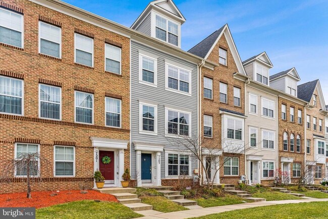 Building Photo - 7203 Silver Thorn Way