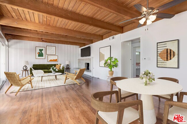 Foto del edificio - 609 N Doheny Dr