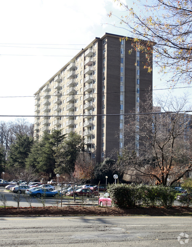 Hunting Creek Club Apartments at 2059 Huntington Ave Alexandria, VA