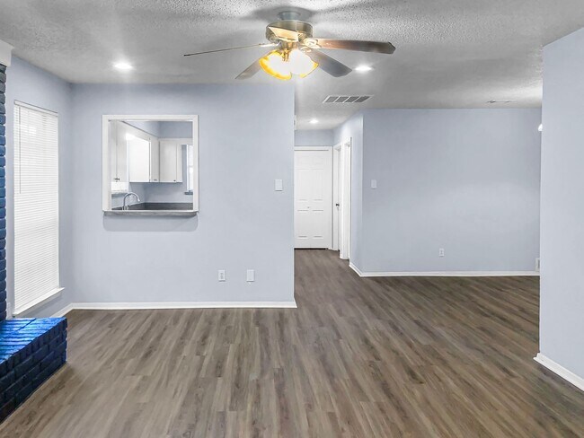 Foto del edificio - 715 Oakwood Ln