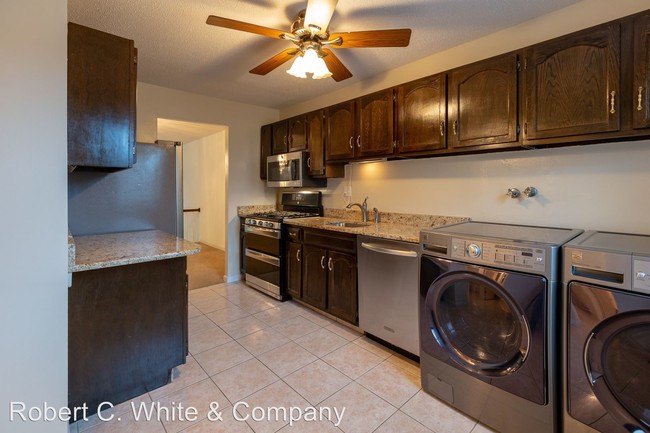 Foto del edificio - 117 Brittany Farms Rd