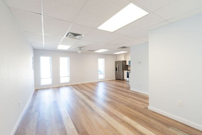 Building Photo - *** PET-FRIENDLY***1 BED/1 BATH***UPGRADED...
