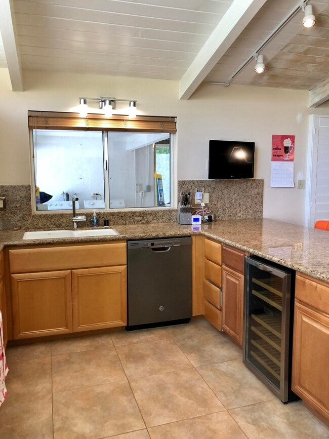 Building Photo - 965 E Twin Palms Dr