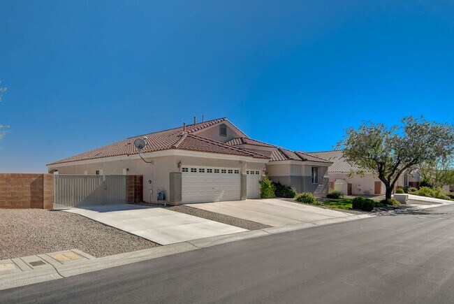 Foto del edificio - All Single Story Community! 4 Bedroom with Pool & RV Parking! Incredible Strip Views!