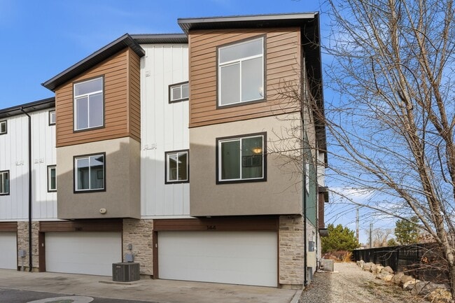 Building Photo - 144 E Chambord Ct