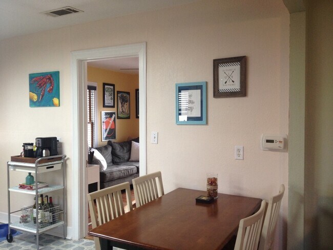 Foto del edificio - Charming 2/1 House in Hyde Park- Available for August!