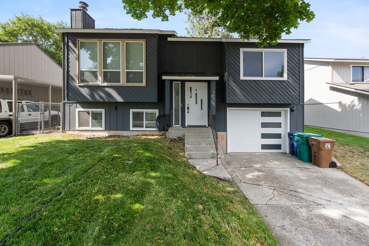 Primary Photo - Beautiful 3/2 South Hill Home
