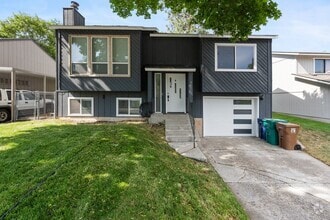 Building Photo - 3621 E 33rd Ave