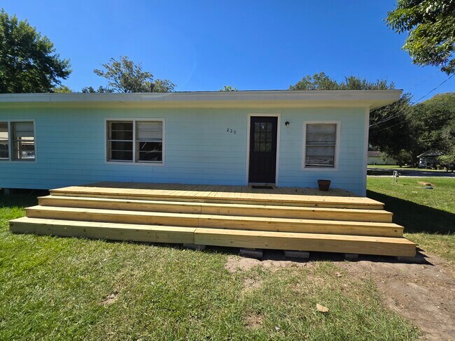 Foto del edificio - 220 East Cypress Street