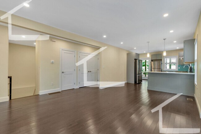 Building Photo - Huge 5 bed in Medford