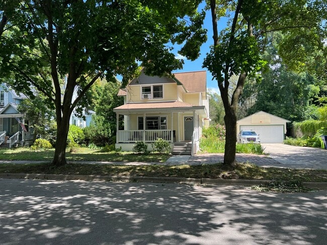 Foto del edificio - Available June 1st, 2026 — 2 Blocks from Munson Hospital