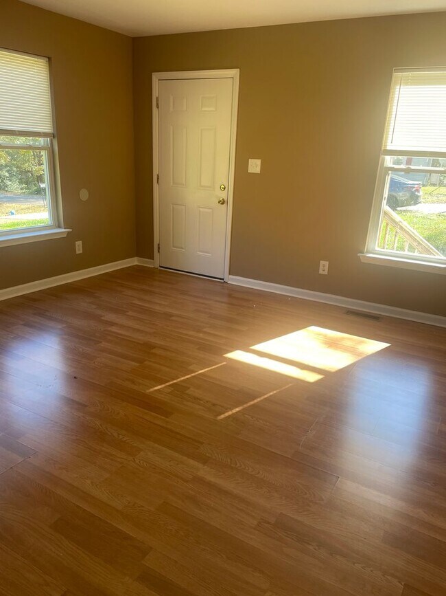 Building Photo - 4 Bedroom Off Franklin Blvd