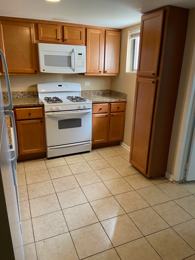 Kitchen - 3218 W Eastwood Ave