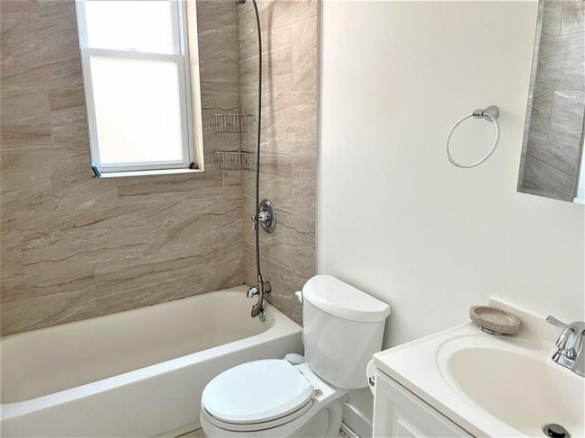 Building Photo - 2 bedroom in Chicago IL 60630