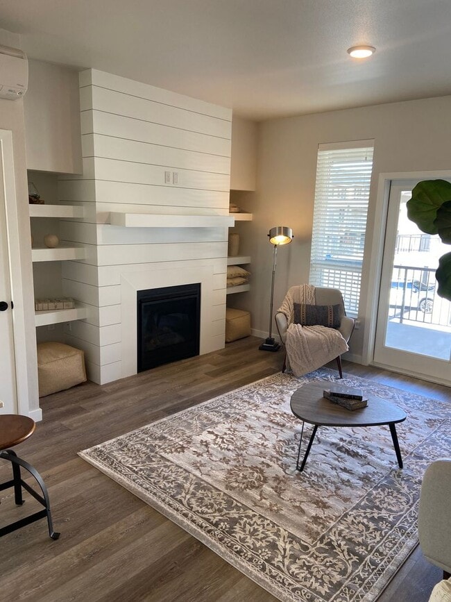 Foto del edificio - Contemporary 4 Bedroom, 3 Bath Townhome with 2-Car Garage!