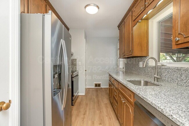 Foto del edificio - 3233 Holly Hill Dr