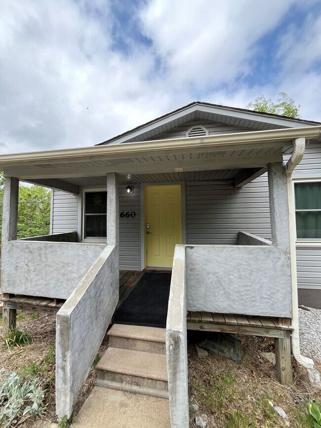 Foto del edificio - 3 bedroom 1 bath duplex perfect for a minimalist!!  South FAY, 1m I-49 access