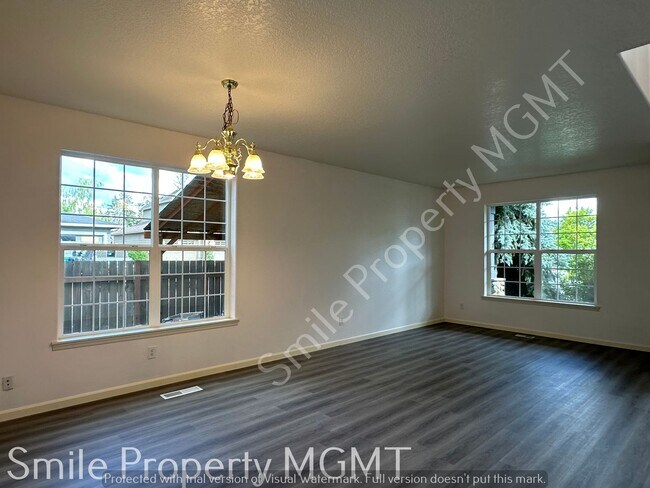 Foto del edificio - A beautiful 2-story single house in Clackamas.