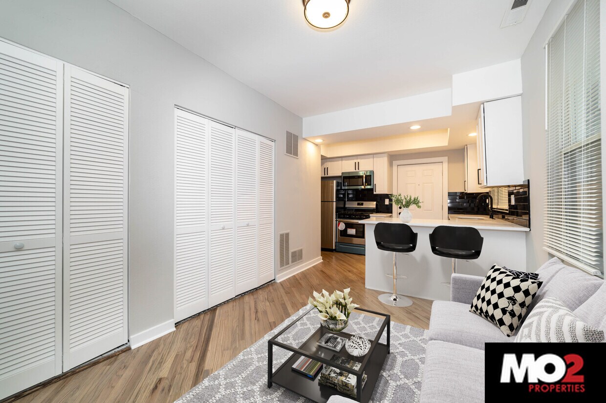 Primary Photo - 1365 W Crystal St