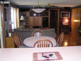 Building Photo - 4 bed, 3 bath in desirable McMinnville Nei...