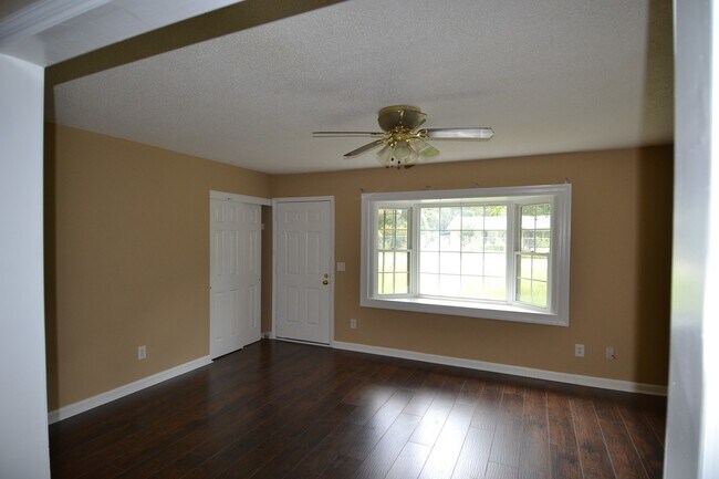 Building Photo - Home For Rent