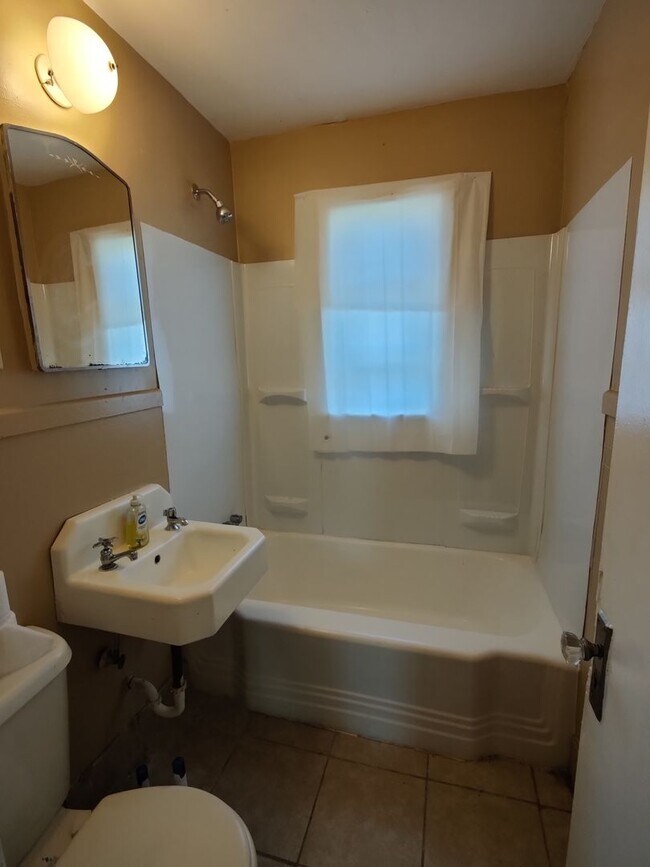 Building Photo - Spacious 2 bedroom!