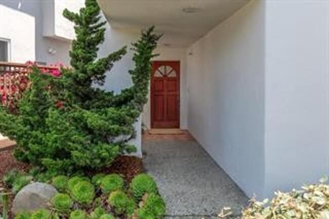 Building Photo - W Cliff Dr 3 bedroom home available now!