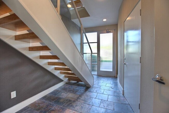 Building Photo - 6014 Fairdale Ln