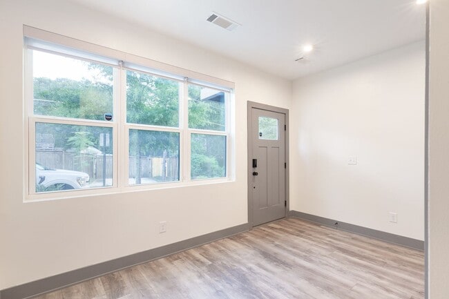 Building Photo - Beautiful 2bd/2.5ba Contemporary Townhome ...