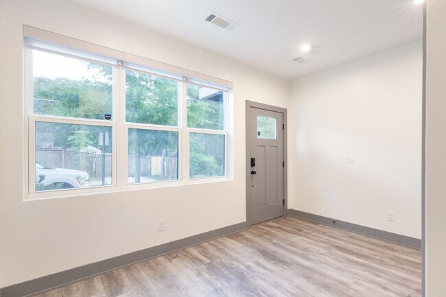 Photo - Beautiful 2bd/2.5ba Contemporary Townhome ...