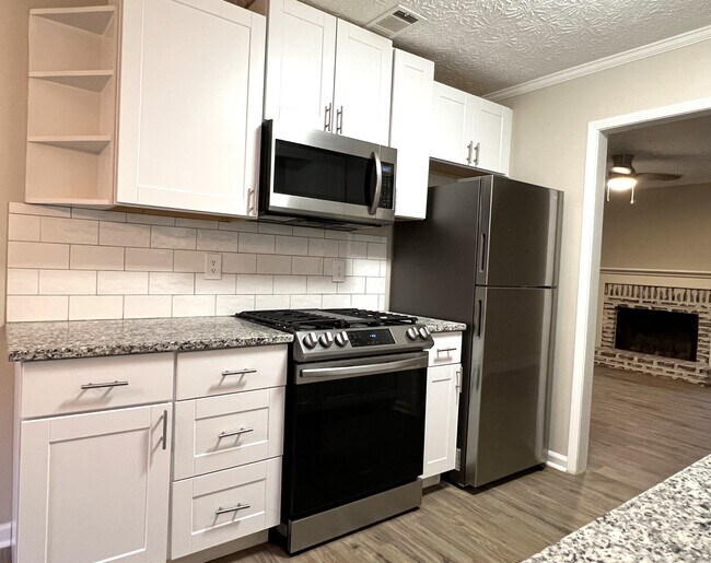 Kitchen, new microwave, fridge & gas stove - 2794 New South Dr