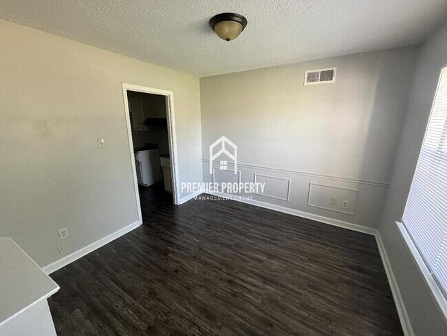 Building Photo - 4990 Applewood Dr
