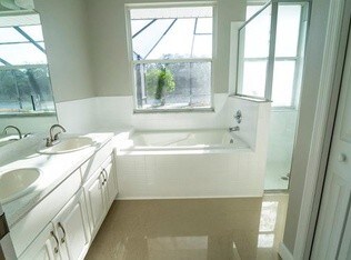 Foto del edificio - 2910 Sunset Lakes Blvd