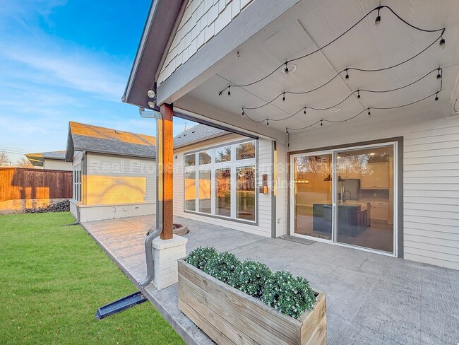 Building Photo - 313 E 3rd St