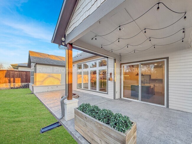 Foto del edificio - 313 E 3rd St