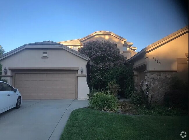 Building Photo - 4783 Village Green Dr