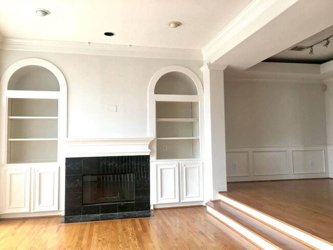 Building Photo - Discounted Deposit! Stylish 3-Bedroom Town...