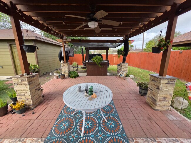 Amplia zona trasera - 209 La Silla Dr