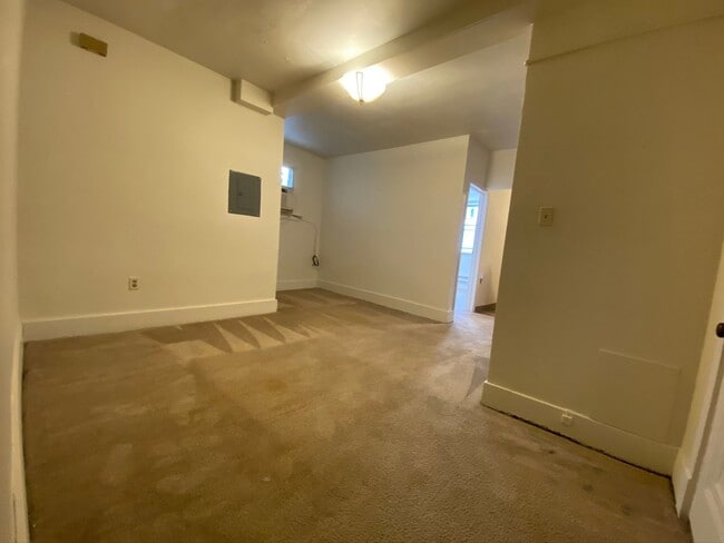 Building Photo - Great One Bedroom on Fifth Ave in Oakland! Amazing Campus Location! Call Today!