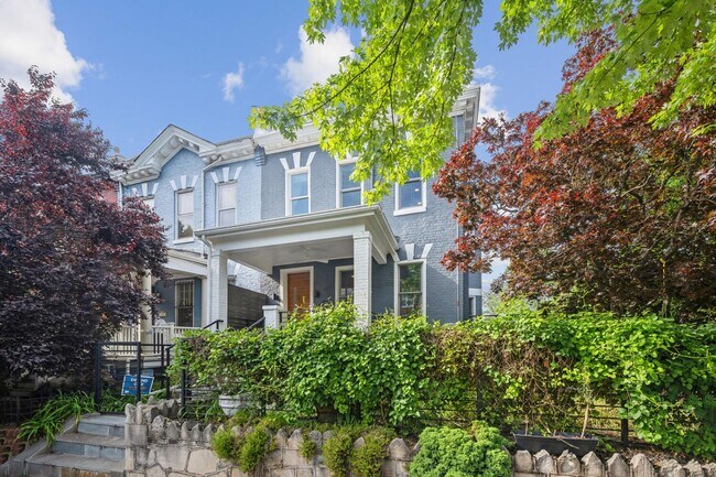 Building Photo - Fully renovated End of Row Rowhome w/ Parking