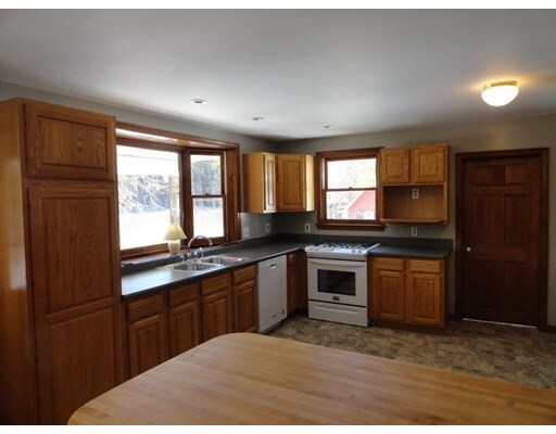 Building Photo - 211 Old Meetinghouse Rd