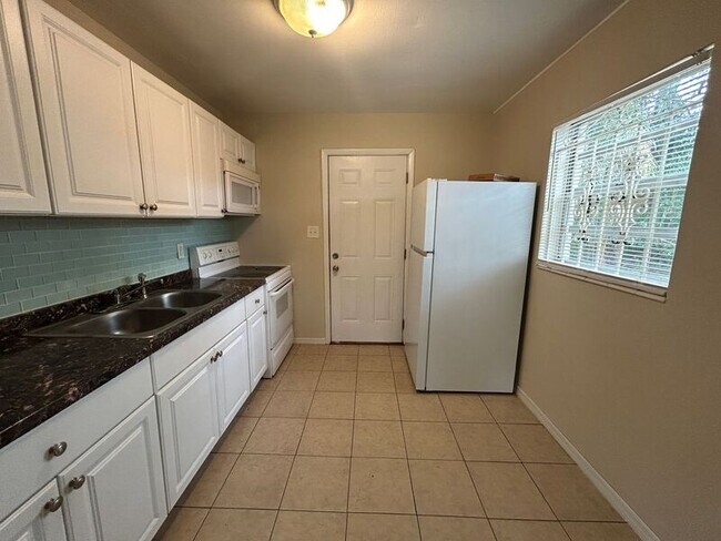 Building Photo - 10010 N Lantana Ave