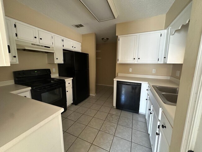 Foto del edificio - **24 hour notice to show** Welcome to this charming 3-bedroom, 2-bathroom home located in the hea...